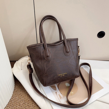 Bucket torba od PU, zatvarač, poliester podstava, gradski minimalistički stil