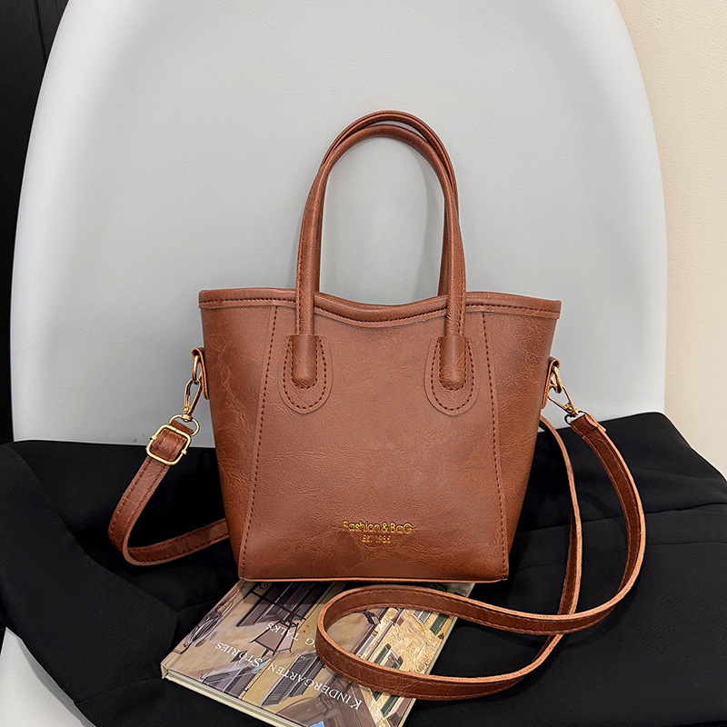 Bucket torba od PU, zatvarač, poliester podstava, gradski minimalistički stil