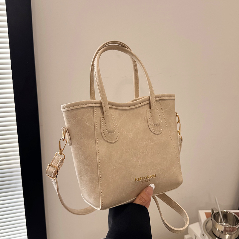 Bucket torba od PU, zatvarač, poliester podstava, gradski minimalistički stil