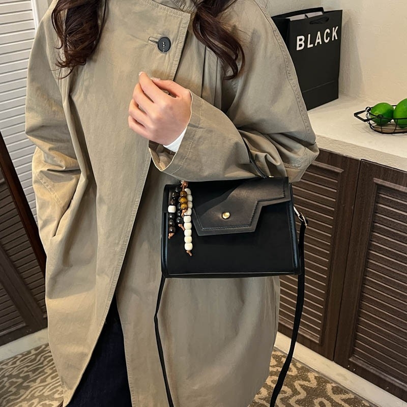 Gradska minimalistička PU crossbody torba s preklopnim zatvaranjem, vodoravnog pravokutnog oblika, unutarnji džepovi za telefon i dokumente