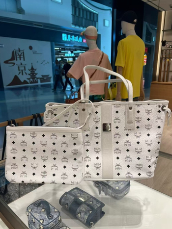 PVC tote torba, gradski minimalistički stil, horizontalni kvadratni oblik, otvorena gornja stranica, proljeće 2025 izdanje