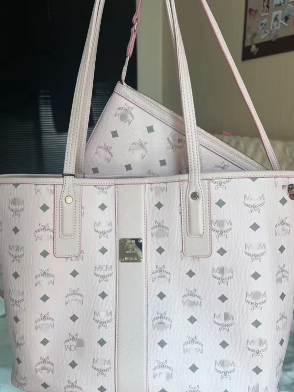 PVC tote torba, gradski minimalistički stil, horizontalni kvadratni oblik, otvorena gornja stranica, proljeće 2025 izdanje