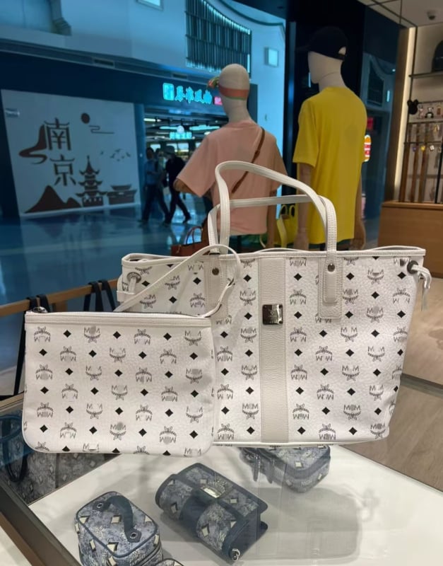 PVC tote torba, gradski minimalistički stil, horizontalni kvadratni oblik, otvorena gornja stranica, proljeće 2025 izdanje