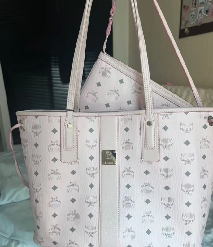 PVC tote torba, gradski minimalistički stil, horizontalni kvadratni oblik, otvorena gornja stranica, proljeće 2025 izdanje