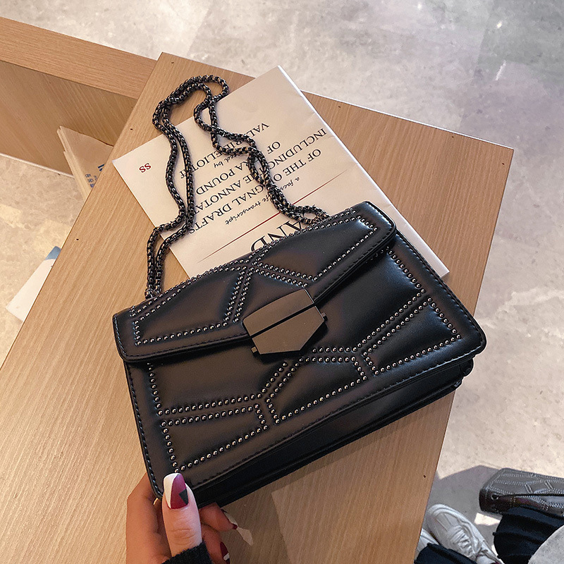PU crossbody torba, kvadratnog oblika, s jednim remenom, zatvaranje poklopcem, unutarnji pretinac za telefon i pretinac sa zatvaračem