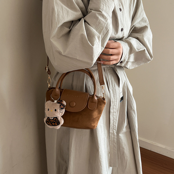 Női PU vödrös táska, keresztpántos/oldalra vihető, flap nyitás, egy pánt, poliészter bélés