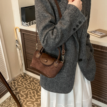 Női PU vödrös táska, keresztpántos/oldalra vihető, flap nyitás, egy pánt, poliészter bélés