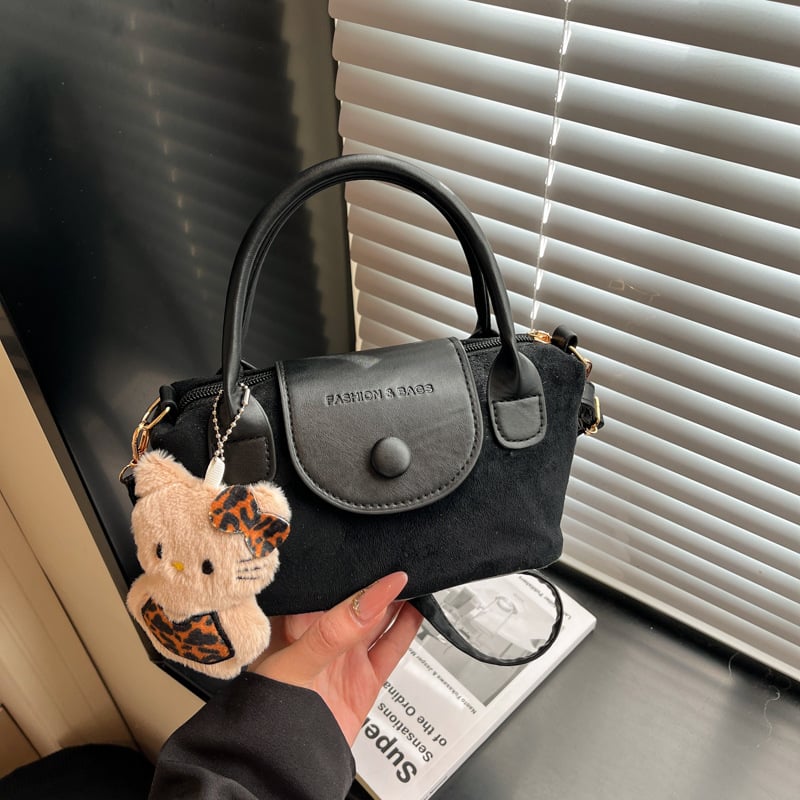 Női PU vödrös táska, keresztpántos/oldalra vihető, flap nyitás, egy pánt, poliészter bélés