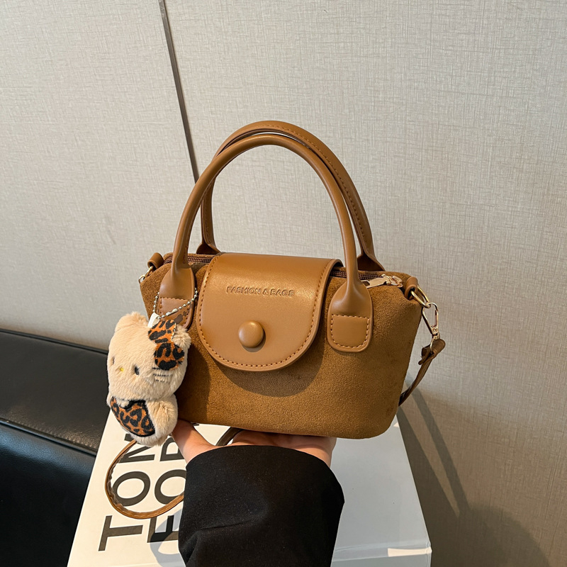 Női PU vödrös táska, keresztpántos/oldalra vihető, flap nyitás, egy pánt, poliészter bélés