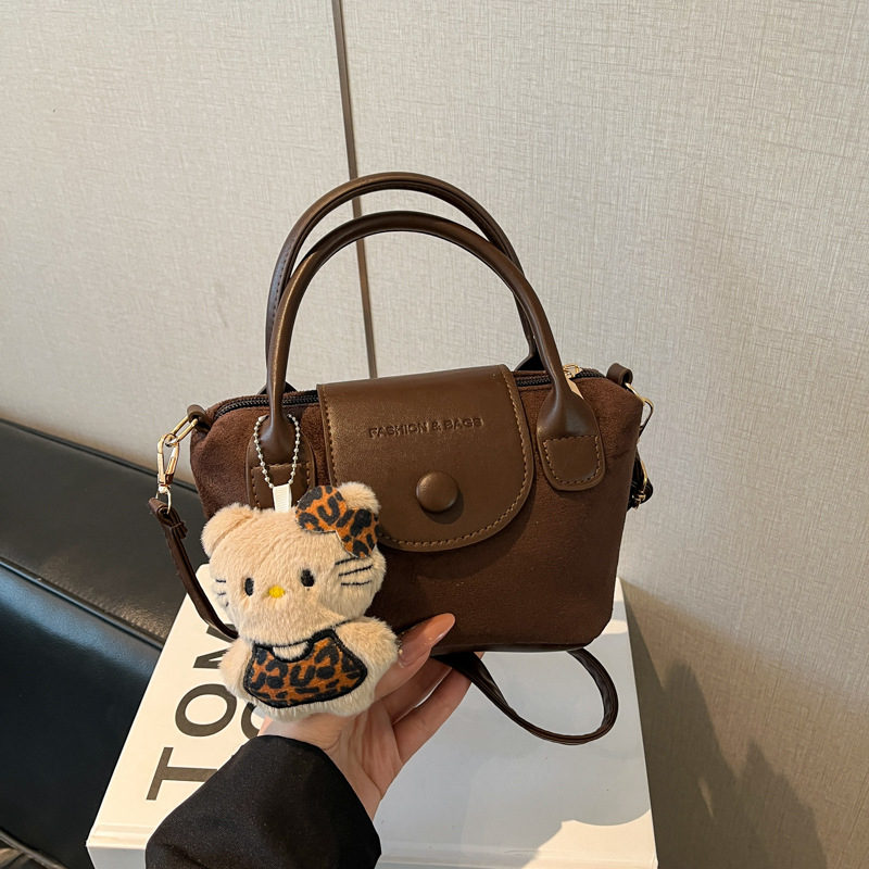 Női PU vödrös táska, keresztpántos/oldalra vihető, flap nyitás, egy pánt, poliészter bélés