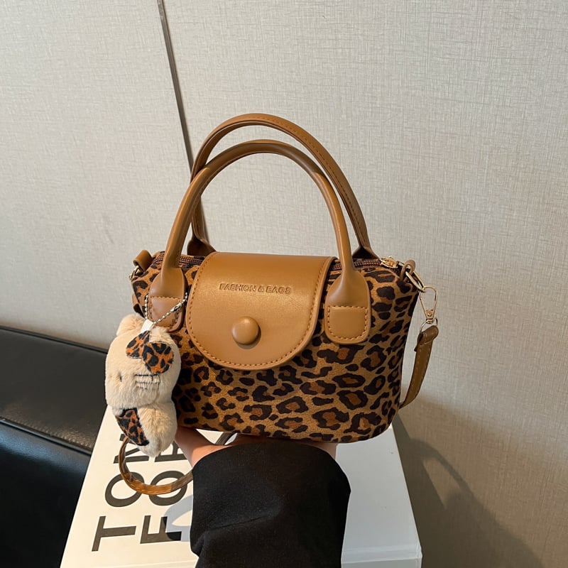 Női PU vödrös táska, keresztpántos/oldalra vihető, flap nyitás, egy pánt, poliészter bélés