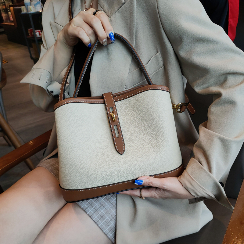 Ženska minimalistička bucket torba s crossbody remenom, prirodna koža (prvi sloj teleće kože), kutijasti oblik, zatvarač na zip, unutarnja džep s zipom
