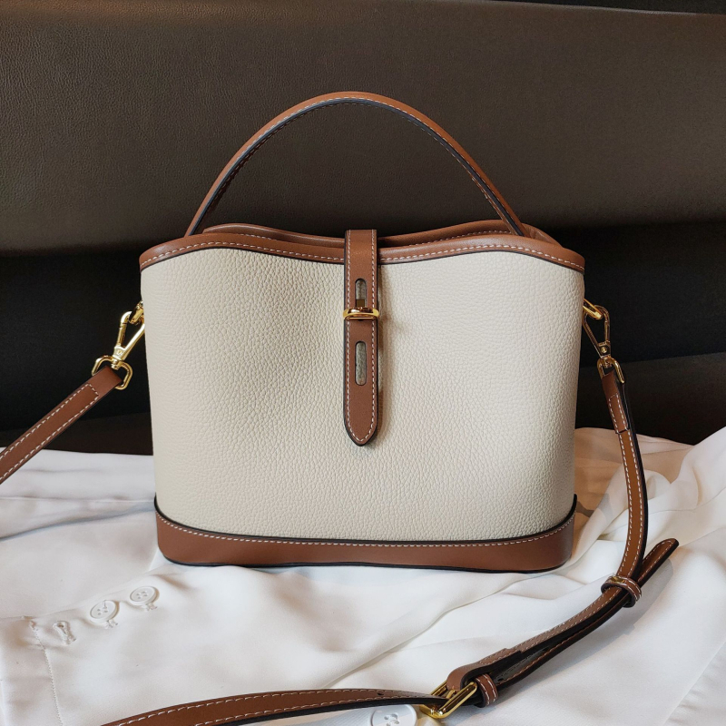 Ženska minimalistička bucket torba s crossbody remenom, prirodna koža (prvi sloj teleće kože), kutijasti oblik, zatvarač na zip, unutarnja džep s zipom