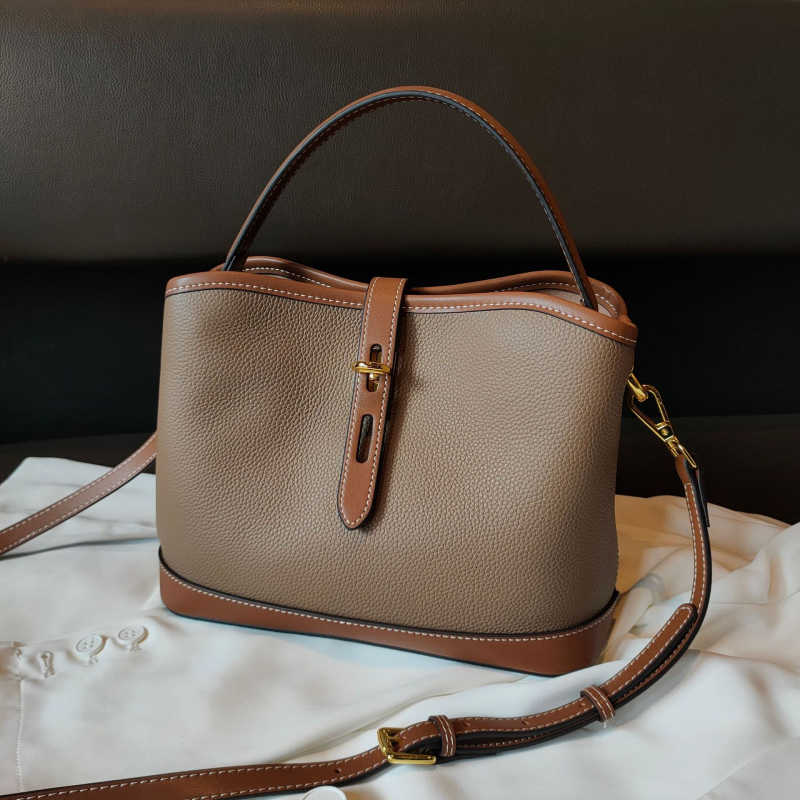 Ženska minimalistička bucket torba s crossbody remenom, prirodna koža (prvi sloj teleće kože), kutijasti oblik, zatvarač na zip, unutarnja džep s zipom