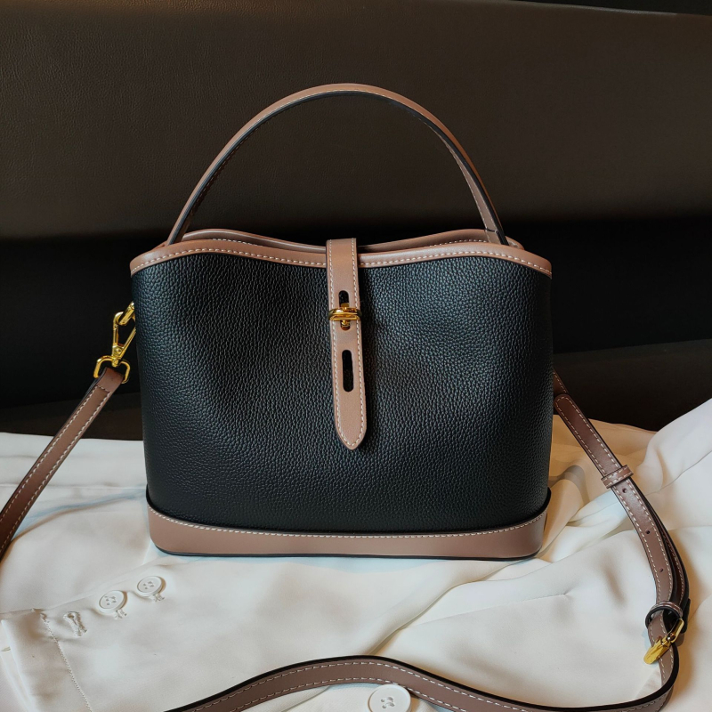 Ženska minimalistička bucket torba s crossbody remenom, prirodna koža (prvi sloj teleće kože), kutijasti oblik, zatvarač na zip, unutarnja džep s zipom