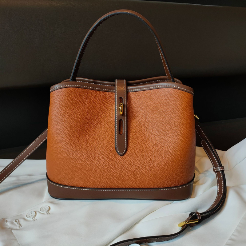 Ženska minimalistička bucket torba s crossbody remenom, prirodna koža (prvi sloj teleće kože), kutijasti oblik, zatvarač na zip, unutarnja džep s zipom