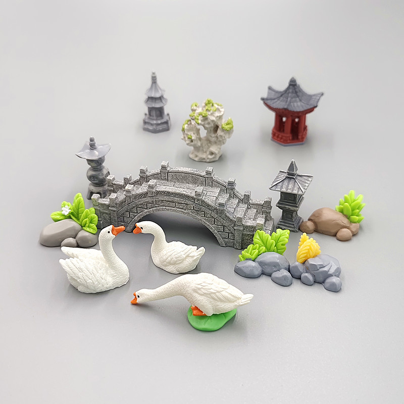 Mini peisaj în miniatură din rășină – decor de grădină în stil antic cu foișor, frunze de lotus, iaz și pod arcuit (Material: rășină; Tip material: plastic, rășină; Categorie: meșteșuguri din rășină; Stil: desen animat)