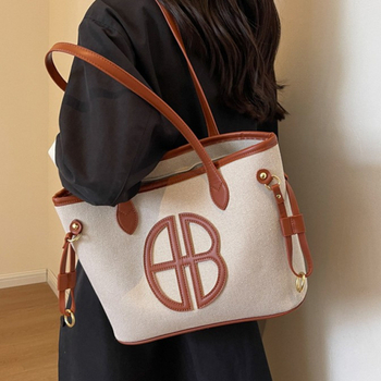 Platnena Tote torba, street trend stil, zatvaranje na zip, džep za telefon, vodoravni pravokutni oblik