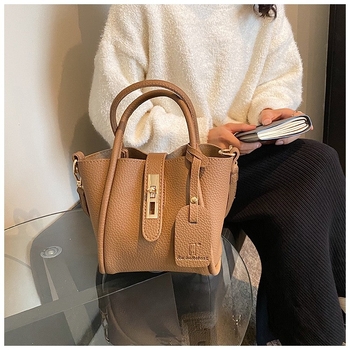 Geantă bucket PU Fugani cu buzunar intern cu fermoar, închidere cu lacăt, Primăvara 2025