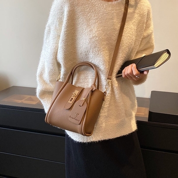 Geantă bucket PU Fugani cu buzunar intern cu fermoar, închidere cu lacăt, Primăvara 2025