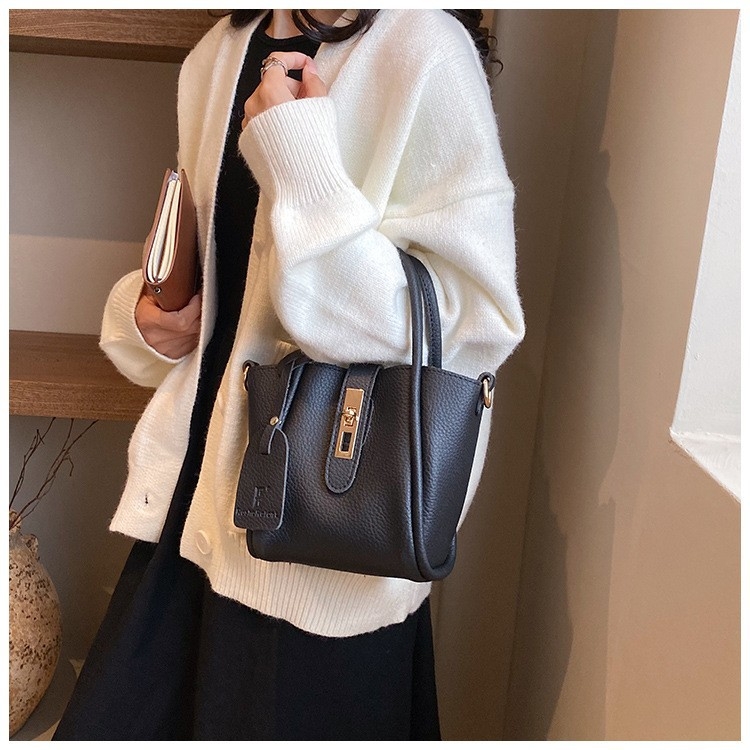 Geantă bucket PU Fugani cu buzunar intern cu fermoar, închidere cu lacăt, Primăvara 2025