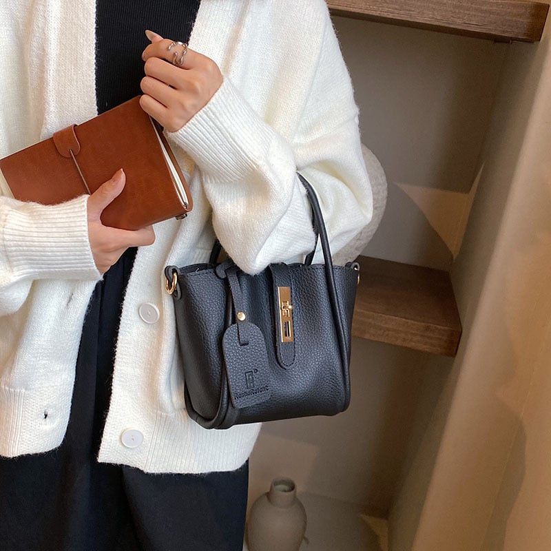 Geantă bucket PU Fugani cu buzunar intern cu fermoar, închidere cu lacăt, Primăvara 2025