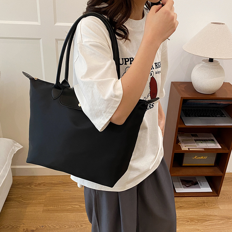 Geantă tote pentru femei: exterior din nylon, căptușeală din canvas, formă trapez invers, închidere cu fermoar, pentru călătorii de plăcere