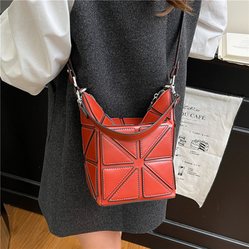 Geantă tip găleată din PU, design cu panouri geometrice, căptușeală poliester, închidere cu fermoar, buzunare interioare: buzunar cu fermoar, buzunar pentru telefon, buzunar pentru documente