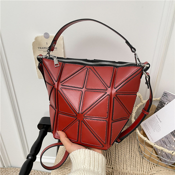 Geantă tip găleată din PU, design cu panouri geometrice, căptușeală poliester, închidere cu fermoar, buzunare interioare: buzunar cu fermoar, buzunar pentru telefon, buzunar pentru documente