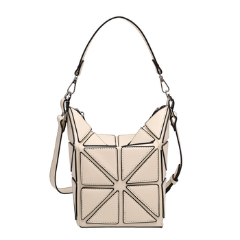 Geantă tip găleată din PU, design cu panouri geometrice, căptușeală poliester, închidere cu fermoar, buzunare interioare: buzunar cu fermoar, buzunar pentru telefon, buzunar pentru documente