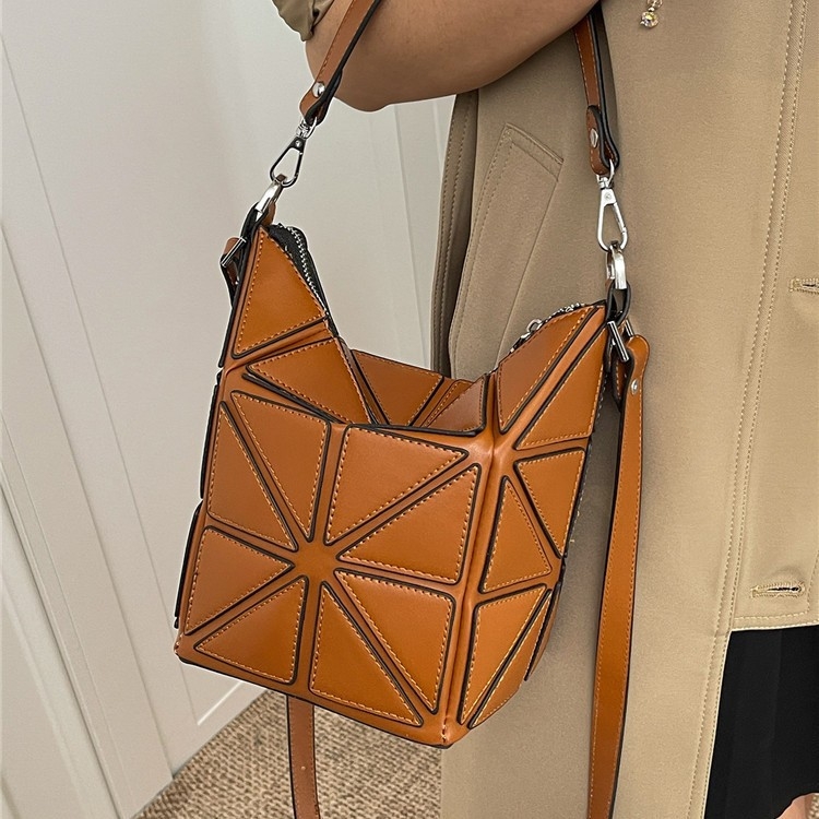 Geantă tip găleată din PU, design cu panouri geometrice, căptușeală poliester, închidere cu fermoar, buzunare interioare: buzunar cu fermoar, buzunar pentru telefon, buzunar pentru documente