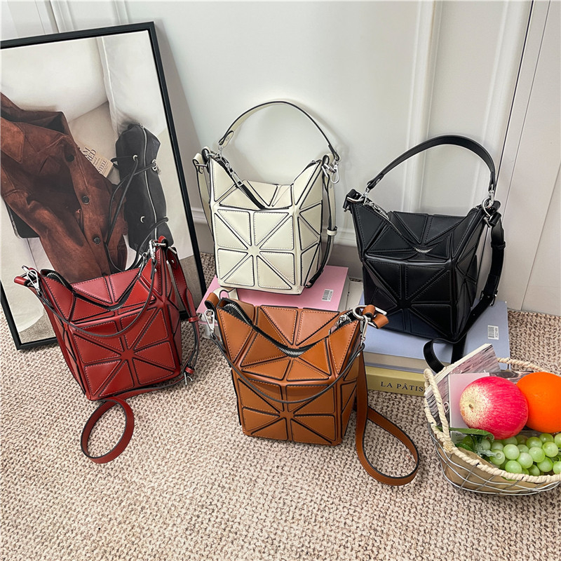 Geantă tip găleată din PU, design cu panouri geometrice, căptușeală poliester, închidere cu fermoar, buzunare interioare: buzunar cu fermoar, buzunar pentru telefon, buzunar pentru documente