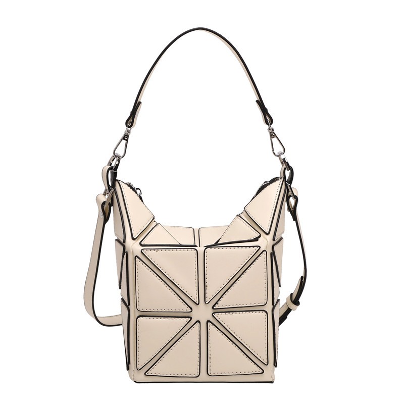 Geantă tip găleată din PU, design cu panouri geometrice, căptușeală poliester, închidere cu fermoar, buzunare interioare: buzunar cu fermoar, buzunar pentru telefon, buzunar pentru documente