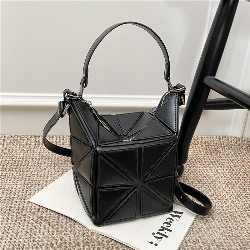 Geantă tip găleată din PU, design cu panouri geometrice, căptușeală poliester, închidere cu fermoar, buzunare interioare: buzunar cu fermoar, buzunar pentru telefon, buzunar pentru documente