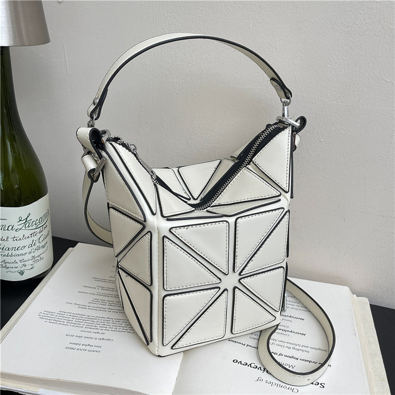 Geantă tip găleată din PU, design cu panouri geometrice, căptușeală poliester, închidere cu fermoar, buzunare interioare: buzunar cu fermoar, buzunar pentru telefon, buzunar pentru documente