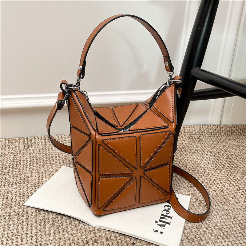 Geantă tip găleată din PU, design cu panouri geometrice, căptușeală poliester, închidere cu fermoar, buzunare interioare: buzunar cu fermoar, buzunar pentru telefon, buzunar pentru documente