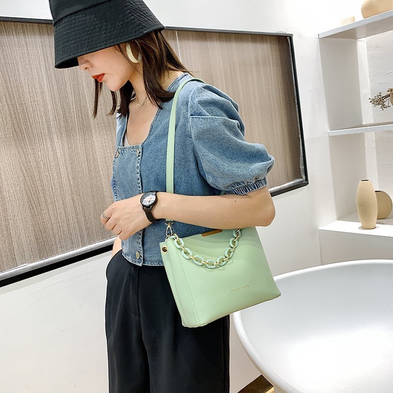 Mala kvadratna crossbody torbica od PU, s podstavom od najlona, zatvarač, vertikalni kvadratni oblik, jedna naramenica