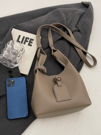 PU crossbody bucket bag, magnetsko zatvaranje, poliester podstava, jednoručna naramenica — jesen 2025 izdanje