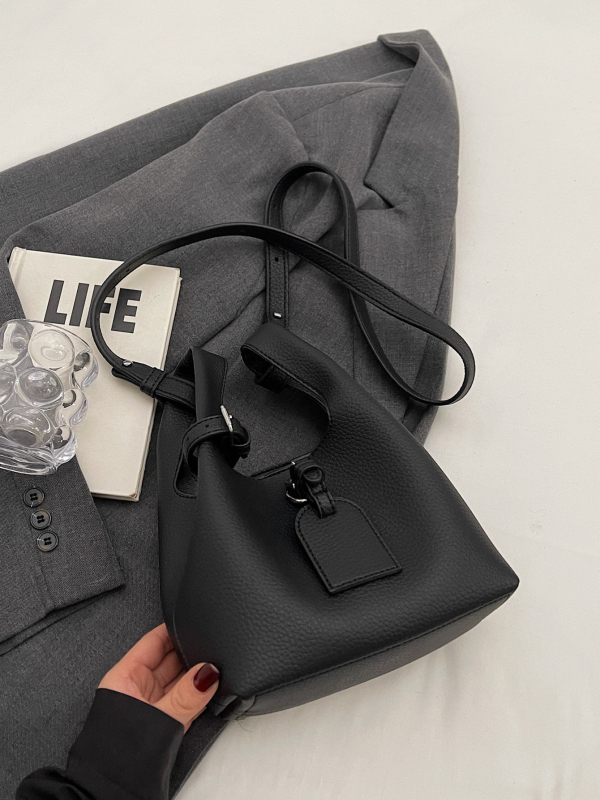 PU crossbody bucket bag, magnetsko zatvaranje, poliester podstava, jednoručna naramenica — jesen 2025 izdanje