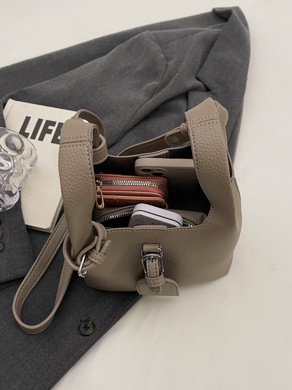 PU crossbody bucket bag, magnetsko zatvaranje, poliester podstava, jednoručna naramenica — jesen 2025 izdanje