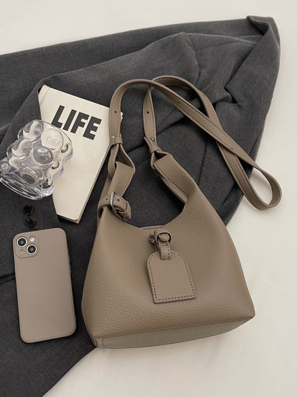PU crossbody bucket bag, magnetsko zatvaranje, poliester podstava, jednoručna naramenica — jesen 2025 izdanje
