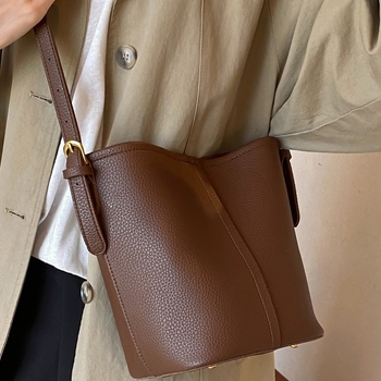 Bucket crossbody torba, PU koža, bucket oblik, magnetsko zatvaranje, unutarnji džep sa zipom