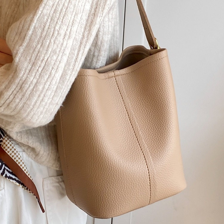 Bucket crossbody torba, PU koža, bucket oblik, magnetsko zatvaranje, unutarnji džep sa zipom