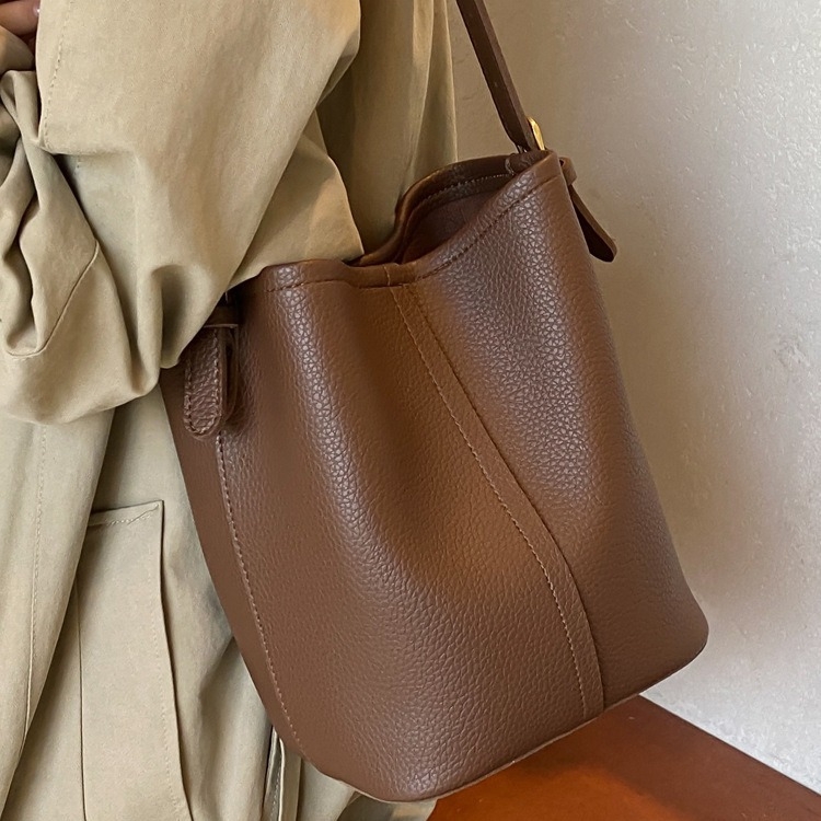 Bucket crossbody torba, PU koža, bucket oblik, magnetsko zatvaranje, unutarnji džep sa zipom