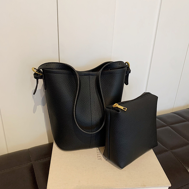 Bucket crossbody torba, PU koža, bucket oblik, magnetsko zatvaranje, unutarnji džep sa zipom