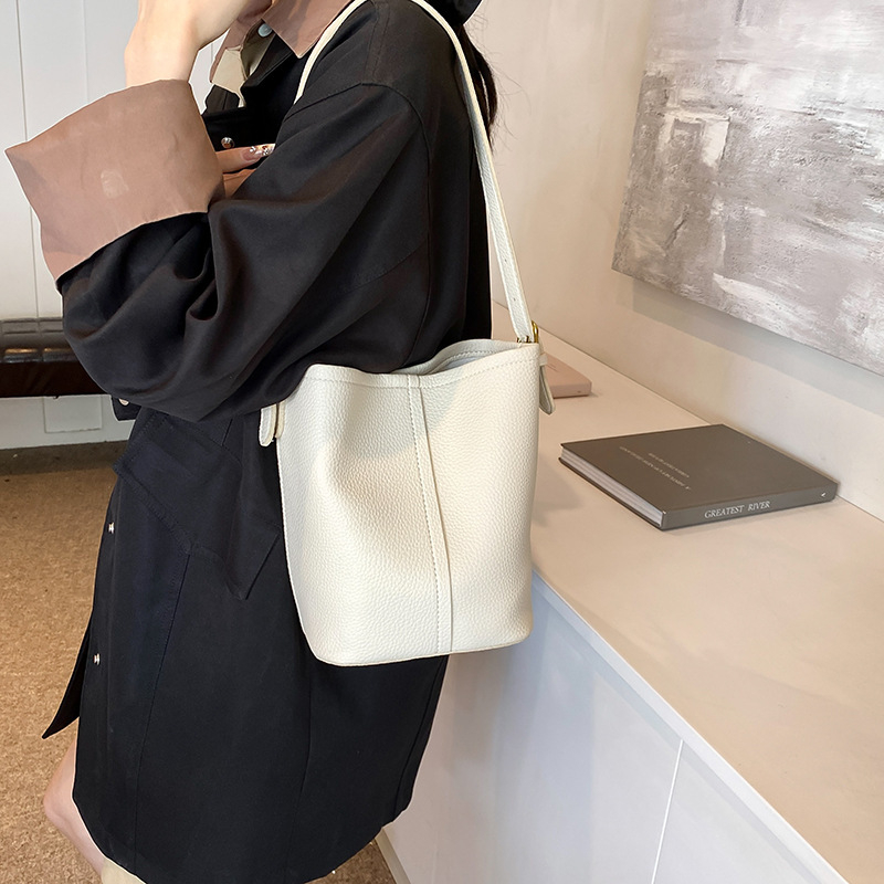 Bucket crossbody torba, PU koža, bucket oblik, magnetsko zatvaranje, unutarnji džep sa zipom
