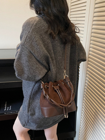 Torba tipa kanta, od suede materijala, gradski minimalistički stil, magnetsko zatvaranje, džep za dokumente