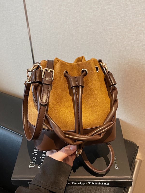 Torba tipa kanta, od suede materijala, gradski minimalistički stil, magnetsko zatvaranje, džep za dokumente