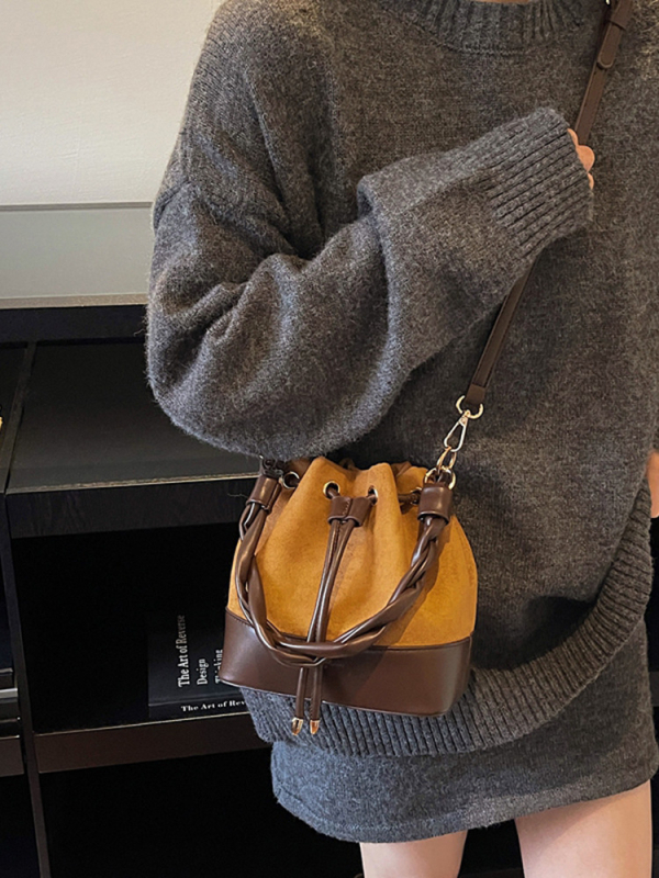Torba tipa kanta, od suede materijala, gradski minimalistički stil, magnetsko zatvaranje, džep za dokumente
