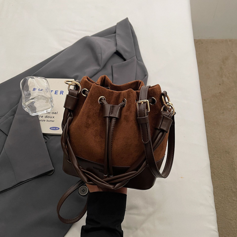 Torba tipa kanta, od suede materijala, gradski minimalistički stil, magnetsko zatvaranje, džep za dokumente